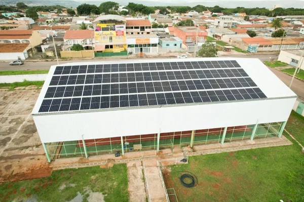 Placas fotovoltaicas que produzem eletricidade por meio da luz solar instaladas no telhado da quadra de esporte