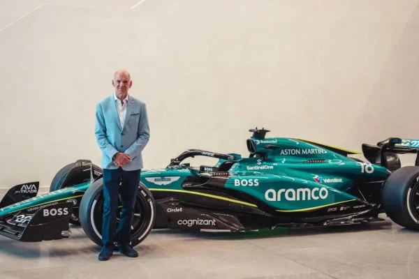 Imagem colorida de Adrian Newey na Aston Martin - Metrópoles