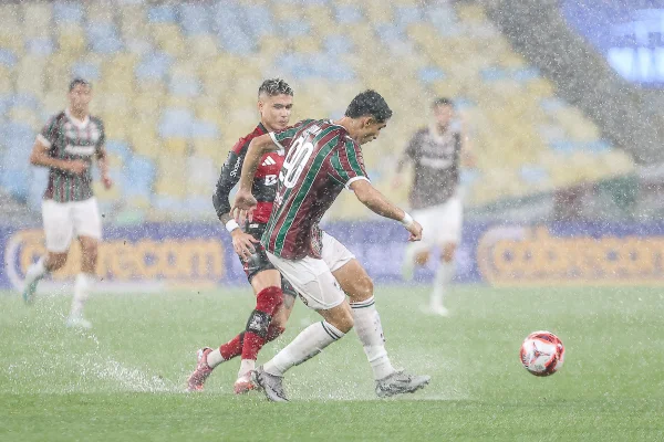 Fluminense e Flamengo se enfrentaram no Maracanã debaixo de muita chuva