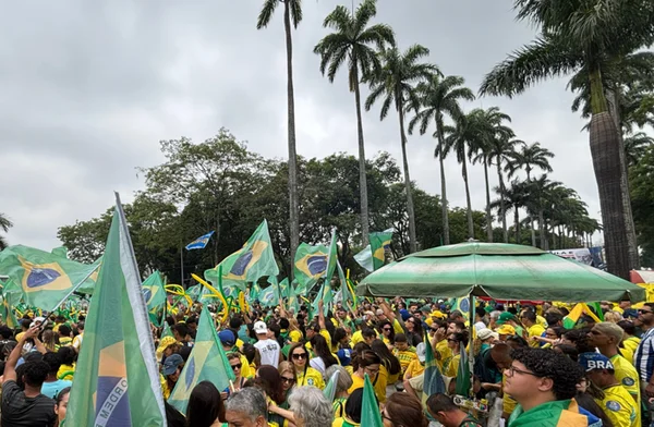 Apoiadores de Flávio se concentram na Praça da Liberdade para ato em BH - destaque galeria Apoiadores de Flávio se concentram na Praça da Liberdade para ato em BH - destaque galeria