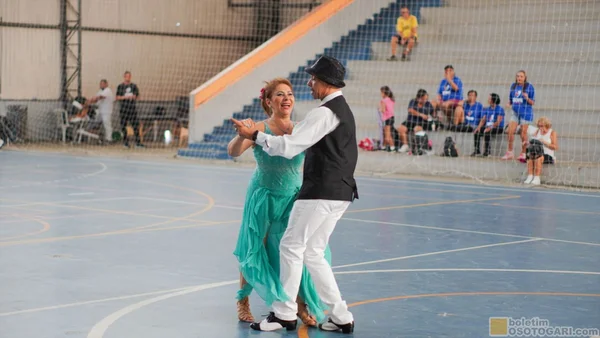 O movimento do corpo pela dança faz parte do Jomi, nas modalidades de Dança de Salão e Coreografia