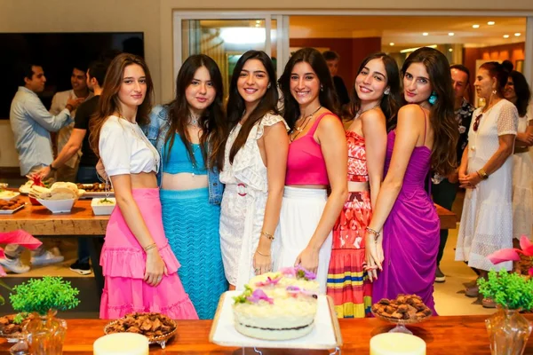 Sofia Lima Szervinska ganha festa surpresa no aniversário de 20 anos