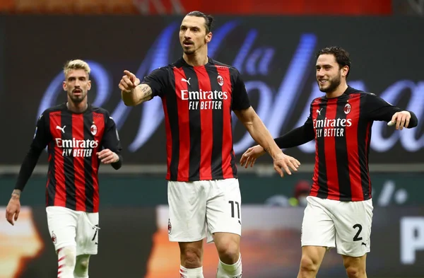 Ibrahimovic marca 500º gol por clubes, Milan goleia lanterna e retoma liderança