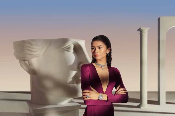 A atriz Zendaya com vestido roxo e joias da Bulgari