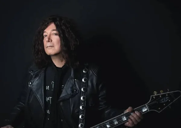 Alan Merril posa antes de sua mortes com a guitarra