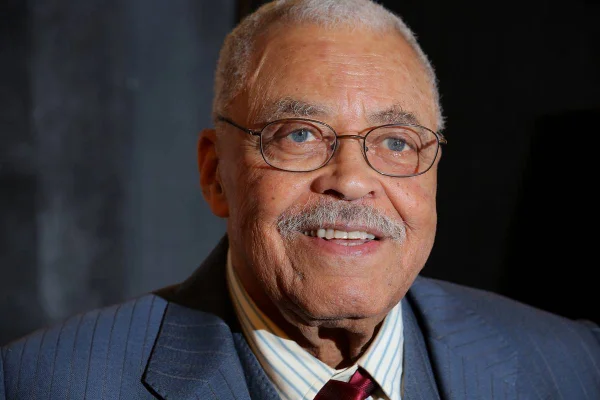 foto colorida de James Earl Jones, homem negro de óculos de grau - metrópoles