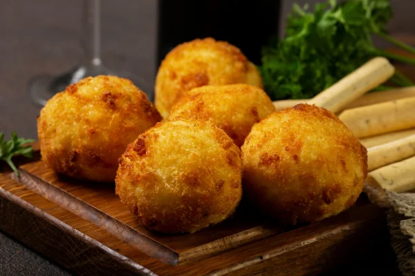 Bolinhos fritos servidos em bandeja