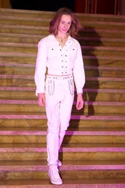 Look all-white Look all-white