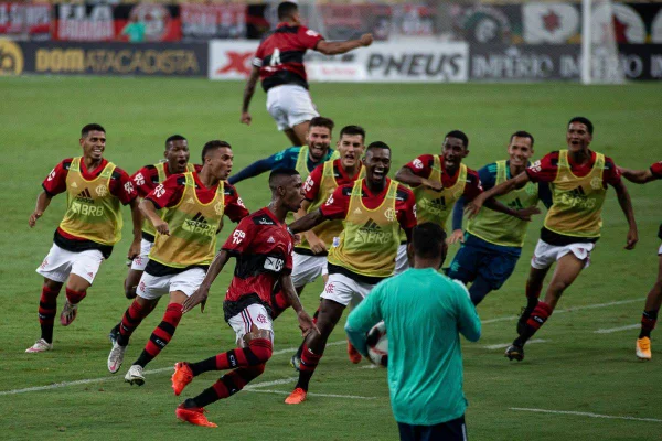 Flamengo vence na estreia do Carioca