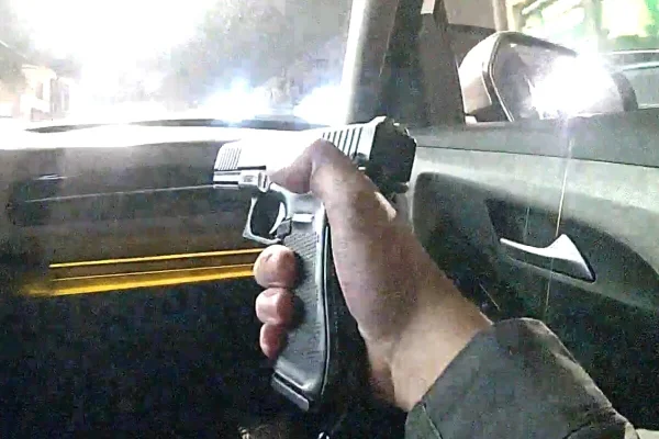 Mão empunha pistola - Metrópoles