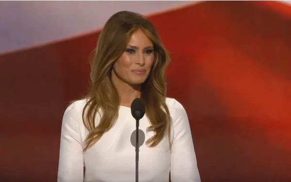 Melania usa macacão de R$ 12,8 mil para comemorar vitória de Trump