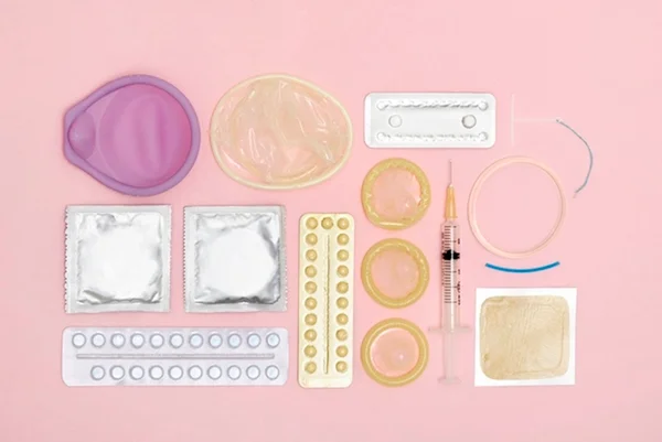 Diferentes métodos contraceptivos em mesa - Metrópoles