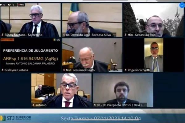 Imagem colorida mostra sessão de julgamento de homem por roubo de galinhas - Metrópoles