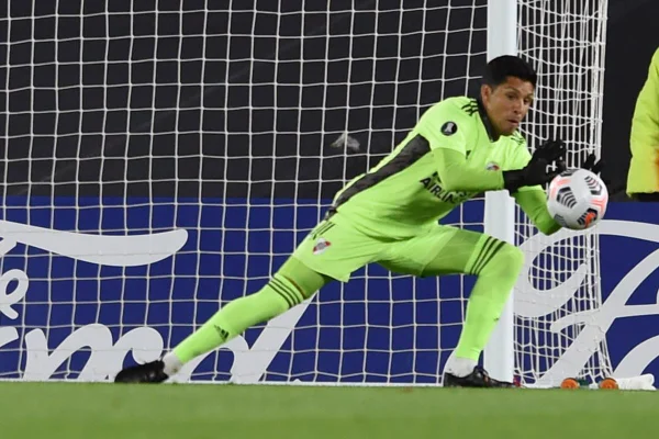 Enzo Pérez atuando no gol pelo River