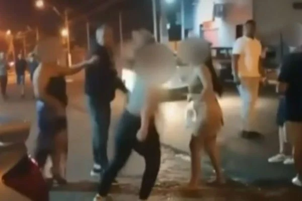 Imagem colorida mostra mulher, uma cozinheira, sendo agredida com um soco por um homem, o ex-companheiro, em Sertãozinho, no estado de São Paulo - Metrópoles