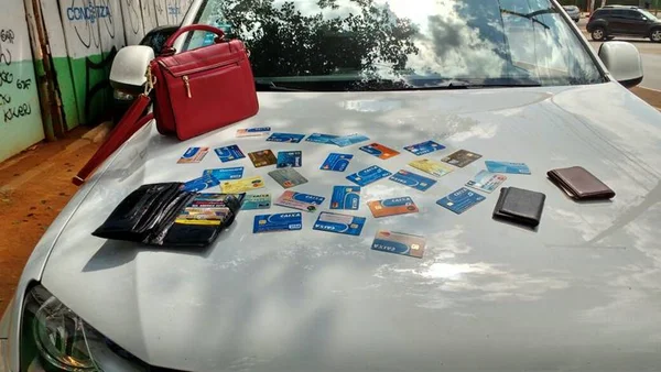 Casal que enganava e furtava cartões de clientes em bancos é preso