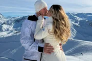 Fernanda Hernandes e Marcos Caputo dão beijo após noivado