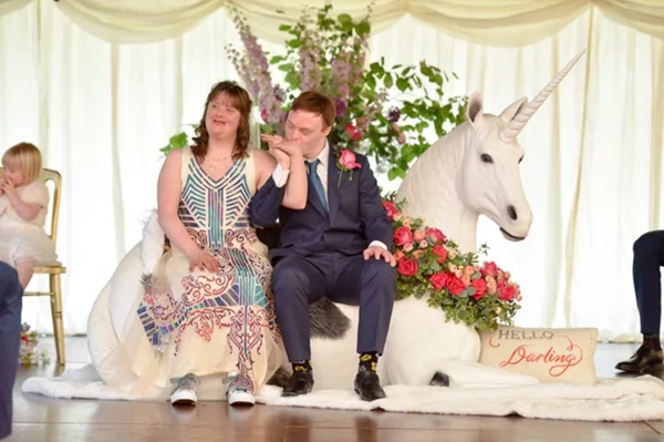 Casal com síndrome de Down troca alianças em casamento mágico