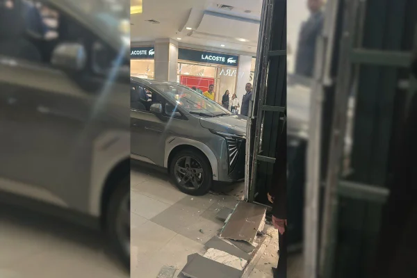 Funcionamento do shopping seguiu normalmente após o acidente. A criança não ficou ferida e a vitrina da loja atingida sofreu danos leves - Metrópoles