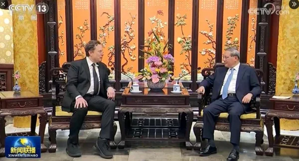 imagem colorida CEO da Tesla, o bilionário Elon Musk, em encontro com o primeiro-ministro da China, Li Qiang - Metrópoles