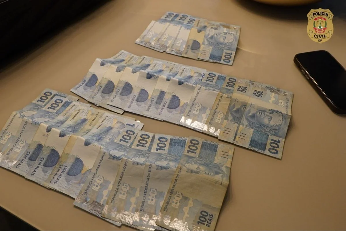 Dinheiro que estava na casa de um dos investigados Dinheiro que estava na casa de um dos investigados