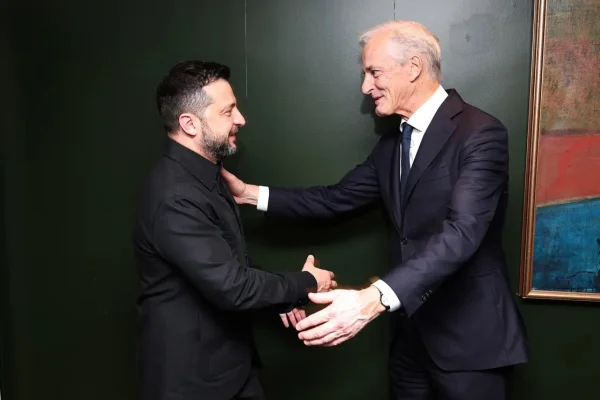 Avião de Zelensky quase é atingido por drone a caminho da Noruega - destaque galeria