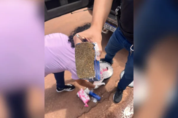 Casal é preso ao buscar cocaína escondida em baldes de argamassa - destaque galeria
