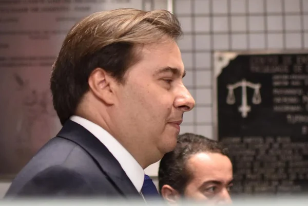 Eduardo Bolsonaro anuncia Trump Jr em evento e Maia ironiza