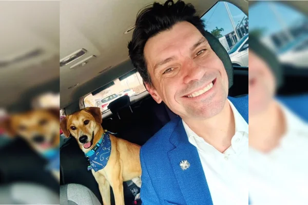 Delegado adota cão Caramelo jogado no mar por adolescentes