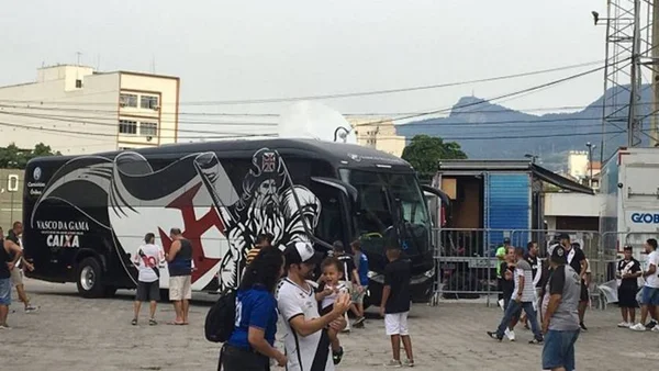 Ônibus do Vasco enguiça antes de clássico contra o Flu