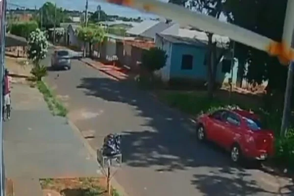 Vídeo: motorista atropela gato e sai sem prestar socorro, em MS