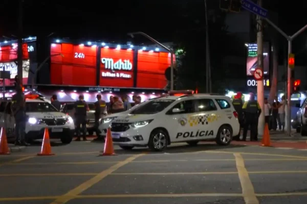 Com viatura descaracterizada, policial civil atropela mãe e filhos em SP