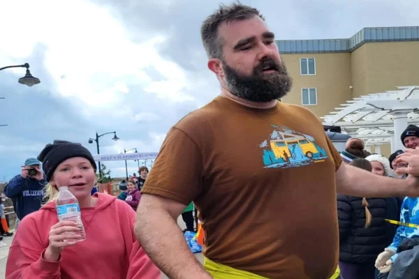 Jason Kelce na chegada em corrida beneficente
