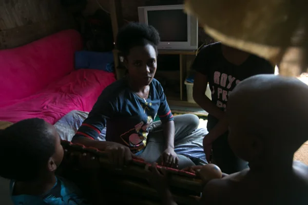 Mãe e filhos de família carente em barraco na Santa Luzia, no DF - Metrópoles
