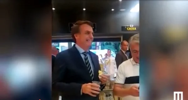 Bolsonaro em padaria da Asa Norte comendo sonho