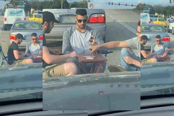 Amigos jogando Uno