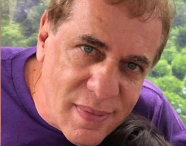 Em foto colorida homem branco e olhos azuis e cabelos ruivos olha para câmera; várias mulheres afirmam terem sido estupradas por ele - Metrópoles
