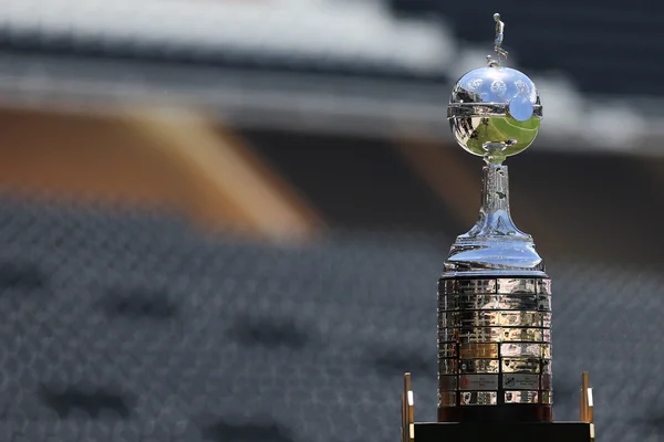 Foto colorida da taça da Copa Libertadores - Metrópoles