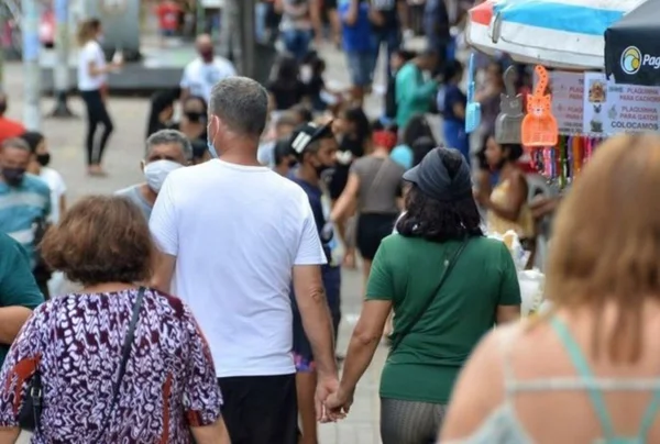 Imagem colorida de pessoas caminhando - Metrópoles