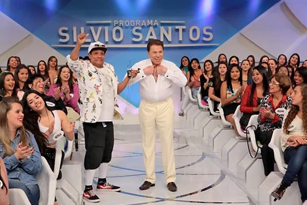 Silvio Santos se irrita com roupa que está usando e faz striptease